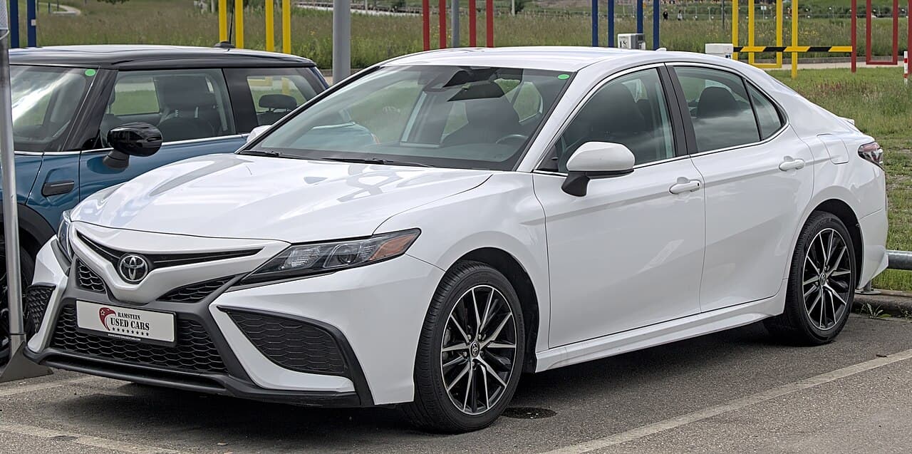 Toyota Camry - Photo 1